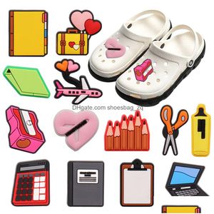 Jóias por atacado 100pcs Notebooks de PVC Calcadores afiadores lápis Airplanes Bolsa Escola Scissors Shoe Charms Girls Woman Buckle Decora Dh2dx