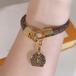 Lederarmband Brown Männer Frauen Designer Luxusarmband Echtes Lederwickbänder Monogramm gedrucktem Gurt Gold Schnalle und klassischer Charmeanhänger mit Geschenkbox