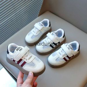 Sneakers Childrens brädskor 2024 Vår/sommar transparent mesh singel ihålig mångsidig liten vit för pojkar och flickor H240506