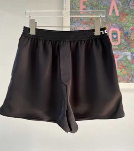 Våren och sommaren nya avslappnade brev tryckt mullbärsilk elastiska webbing shorts lösa breda ben byxor kvinnor