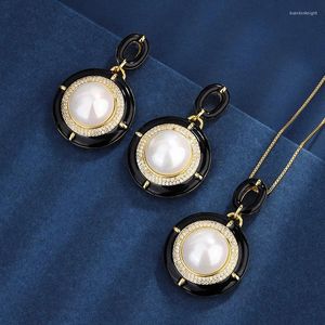 Orecchini di collana set Eyika Light Luxury Black Enamel Gioielli vintage Elegante Pendente rotondo per Pearl White Pearl per donne