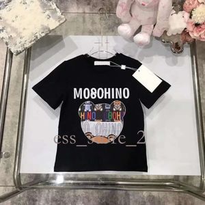 Moschinno skjorta mos designer tees barn mode t-shirts pojkar flickor sommar caual brev tryckt toppar baby barn t skjortor stiliga trendiga tshirts 24s toppkvalitet 524