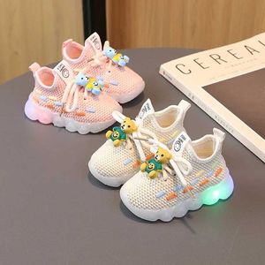 Tênis de tênis Sapatos esportivos luminosos da moda LED SAPATOS FLASH PARA MENINAS BEBÊ SAPATOS CUSUALME