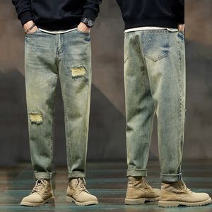 Jeans strappati uomini sciolti in forma retrò blu baggy in difficoltà hip hop jeans pantaloni motociclisti moto patchwork sfilacciati 240430