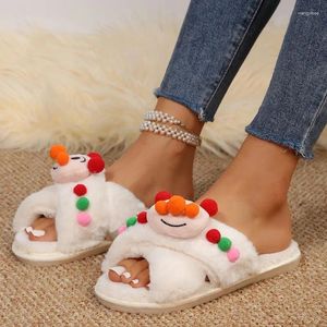 Sandalen 2024 warme Plüsch -Hausschuhe Frauen rutschen flache Schuhe mit niedrigen Heels süße bunte Pelzkugel Plattform flauschiger