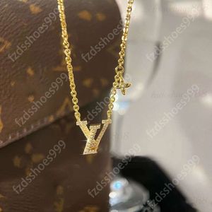 Never sbiading 18k oro oro designer di marchi di lusso Pendants collane in acciaio inossidabile Lettera di girocollo a ciondolo per perle di gioielli Accessori per le gioielli Accessori 7A
