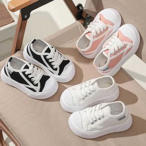 Sneakers baby canvas skor pojkar och flickor barnskor avslappnad mjuk sulad anti slip sportskor fjäder och höst andningsbara fasta färgskor Q240506