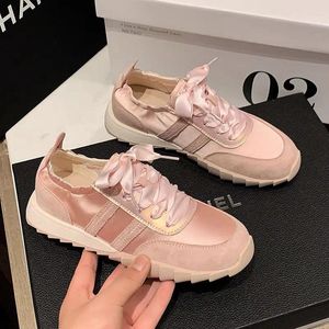 Повседневная обувь кожа кожа Satin White Women 2024 Summer Soft Soled Ballet Sneakers для ретро -спортивных обуви, дамы