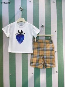 Fashion Baby Tracksuits Summer Boys Set Set Crianças Designer Roupas Tamanho 100-160 cm Camiseta de impressão de padronização de morango azul e shorts jeans 24April