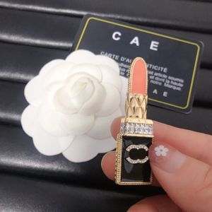 Boutique 18k Gold-Plated Brooch Brand Designer New Lipstick Shaped Fashionable Trendy Brooch High-Quality Diamond Charm Womens Brooch Matching Box