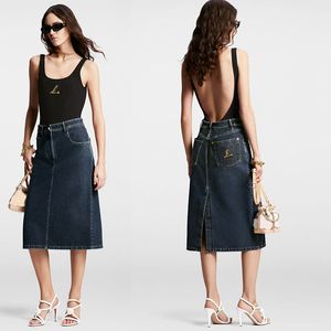 Ny modedesign denim blyerts kjolar med läderbälte kvinnors hög midja casual lady brev broid kjol 2024