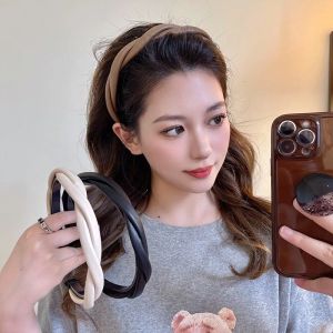 50pcs/lot pu革女性ヘッドバンドシンプルクロスねじれヘッドフープ模造薄い髪のフープ歯のヘアアクセサリー付き非滑りヘアバンド