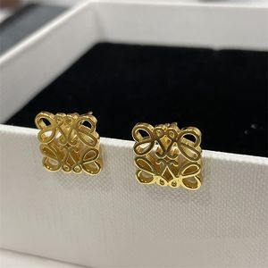 Loeve Earrings الكلاسيكية العطر الصغير الأقراط المعدنية الخفيفة الفاخرة عالية الإحساس بسيطة وصغيرة