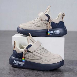 Sneakers 2024 Spring New Childrens Buty pu skórzane wodoodporne buty sportowe dziecięce antypoślizgowe mieszkanie dziewczęta i chłopców butów sportowych Q240506