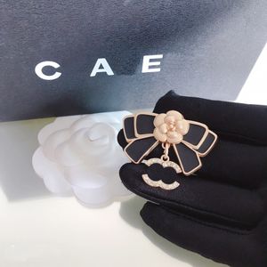 Boutique 18K Gold-plattierter Brosche Marke Designer New Bow gepaart mit Camellia hochwertiger Brosche hochwertiger Diamant Inlay Mode, vielseitiger Brosche Box