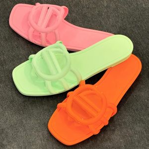 Nuovo piatto a interblocco a interblocco scarpa da design estate camminata femminile sandale top di qualità cursori maschili sandali scarpe casual pantofole in pelle mulo spia
