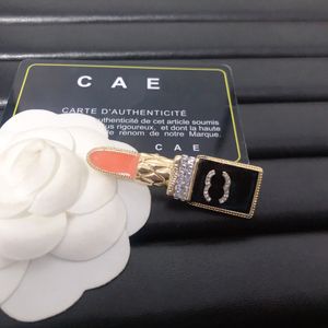 Designers New Lipstick Shaped Brooch Boutique 18k Gold-Plated High-Quality Diamond Inlaid Brooch Fashionable Charming Girl Versatile Brooch Matching Box