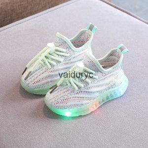 Sneakers Storlek 21-30 LED Baby Luminous Shoes For Boys Old Sports Lämpliga barn och flickor andningsbara småbarn Flash H240506