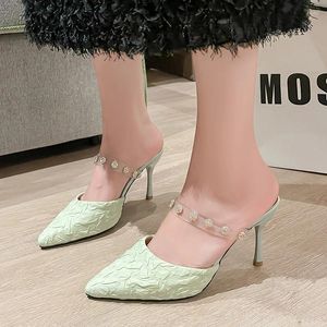 Sandalet 2024 Women Terlik Kadınlar için sivri uçlu katırlar kadınlar ince topuklular yumuşak bej topuklu slaytlar moda konforu