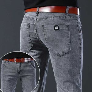 Mäns jeans 2024 Nya herr jeans koreansk stil rak grå mitt stigning byxor herr casual denim trussl2405