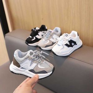 Sneakers pojkar och flickor mjuka ensamma casual sportskor mode trender löpskor basketskor barns platt botten baby utomhusskor Q240506