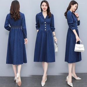 Casual klänningar tidigt på våren 2024 Hepburn Style Suit Lapel Denim Dress Autumn Mid längd Midjeband Retro Knäskjol