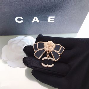 Designers Bow Shaped Brooch Boutique 18k Gold-Plated Fashionable Charming Womens High-Quality Brooch High-Quality Diamond Brooch With Box Boutique Gift