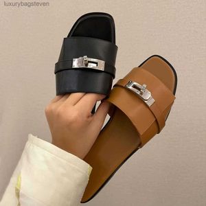 الموضة الأصلية H Designer Slippers النعال البقر على طراز البقر للسيدات الصيفية ارتداء صيف ذهبي صغير نصف النعال الصنادل المسطحة مع شعار العلامة التجارية 1: 1