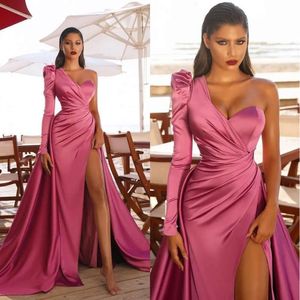2021 sukienki jedno ramię różowe skromne długie rękawy satynowe niestandardowe pliski wysokie rozdzielone ruchedowe sukienki na imprezę w rozmiarze Plus size vestido
