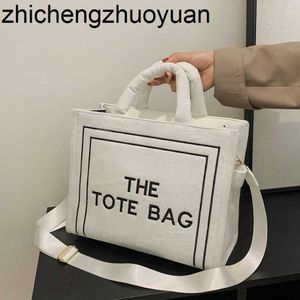 Projektantki Kobiety Tote Bag2023 Nowy haftowany wszechstronny torba na dużą pojemność Ramię podmiejska Messenger Bag 272T