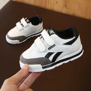 Sneakers New Spring Baby Boys and Girls Childrens swobodny oddychanie miękkie buty sportowe bez poślizgnięcia się Q240506