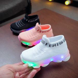 スニーカーチ​​ャイルドカジュアルスポーツシューズガールズシューズLEDライトシューズスポーツシューズラミナスソックシューズ快適な子供レンズシューズテニスシューズQ240506