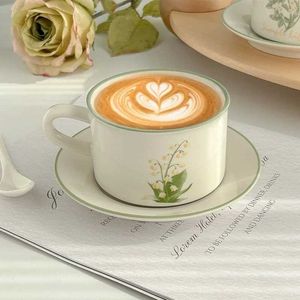 Tumblers European Style Retro Flower pattern Ceramic Mug 380ml Exquisite Coffee Cup and Saucer Afternoon Camellia Tea cup Milk Water H240506