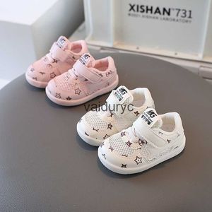 Sneakers Buty dla niemowląt Nowy letni styl dla dziewcząt oddychający chłopcy z Soft Soled Toddler Walking H240506
