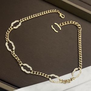 Lyxvarumärke Pendantdesigner halsband 18k guldpläterad rostfritt stål design bokstäver halsband smycken vogue män kvinnor mode tillbehör gåva