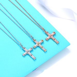 Designer Diamond Halsketten Kreuz Halskette Frauen Europäischer und amerikanischer X-förmiger Interdrill-Halsketten elektroplierter Kreuzanhänger