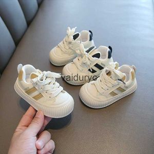 Sneakery dziecięce Sprężyna i jesień buty dla niemowląt Sofe Sole Anti Slip Walking Single Little White Preschool Skórzowa powierzchnia H240506