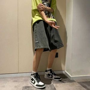 Men's Shorts Summer mens loose denim shorts blue black fashionable wide leg casual oversized pocket beach shorts mens Bermuda jeansL2405