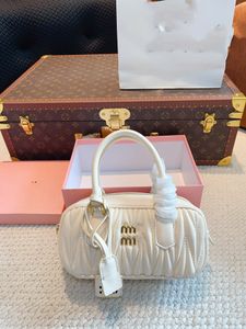 Роскошные женщины мужчины мини -крест для тела сумка для плеча Lady Miumiubag wander matelasse боулинг Бостон Дизайнерский Сумка Сумка сумки