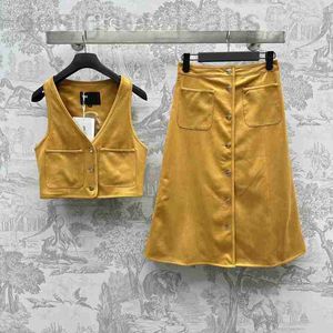 Zweiteilige Kleiderdesigner Frühjahr Neues CH frisch und minimalistischer Stil sanftes Pendeln mit fester Farbe V-Ausschnitt Tanktop A-Line Halbrock Set 2WZF