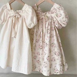女の子のドレス夏の新しい子供レンズドレスガールズキッズの服のための甘い泡の袖の花柄のパーティードレス