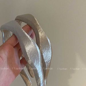 Headbands Silver satin headband Korean high head wide edge hair clip solid color thick sponge color super regular hair accessory Q240506