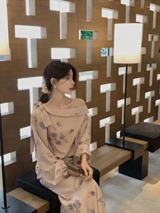 İş Elbiseleri Kore İki Parçalı Set Kadınlar Gül Baskı Omuz Gömlek Uzun Kollu Kadın Top Yüksek Bel Etek Takım