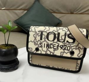 Purses designer kvinnor väskor nya 2024 kontrastfärg liten fyrkantig väska trend bokstäver singel axel messenger väskor t0106