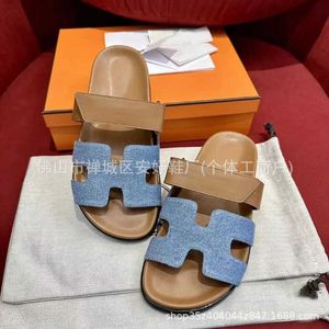 Flipers sandálias de estilo moderno e chinelos para mulheres 2024 Novo bloco colorido One Word Slippers Summer Outwear Sandálias de praia T240416