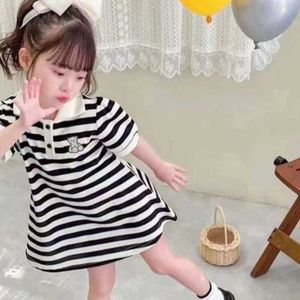 Flickans klänningar Girls Stripe Bear Polo Dress Summer Short Sleeve Flip Collar Baby Academy Style Trendy Dress Girls i åldern 2-10L2405