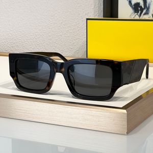 Populära solglasögon för män Kvinnor Designer 40131 Summer Fashion Stylish High Street Traveler Style Anti-ultraviolet Retro Plate Square Full Frame Glasses Random Box