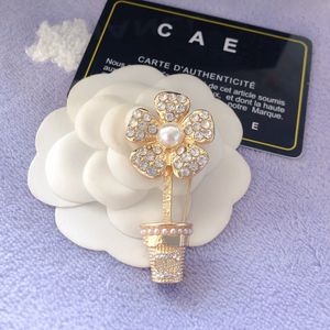 Luxus 18K Gold plattiert 925 versilberte Brosche Designer Blumendesign Mode charmante Frauen hochwertige Brosche hochwertige Diamant-Matching-Brosche Box