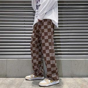 Mäns jeans Nya herrarna Brown Checkered Printed Pocket Jeans för våren 2022 Korean Fashion Street Clothing Denim Straight Pants Mens Brand Trousersl2405