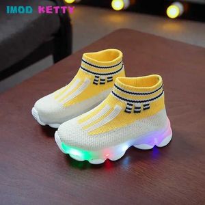 Sneakers Childrens Sports Shoes 2023 Summer New Korean Edition Letter Grid Led Glow Socks Sports Running Shoes Glow Shoes Trend Q240506